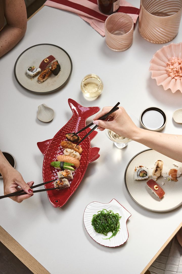 Kersenrood is een van de kleurentrends voor interieurdesign in 2025 en komt nog beter tot zijn recht in combinatie met roze, zoals hier met het Byon Fish bord en de Lori kom.