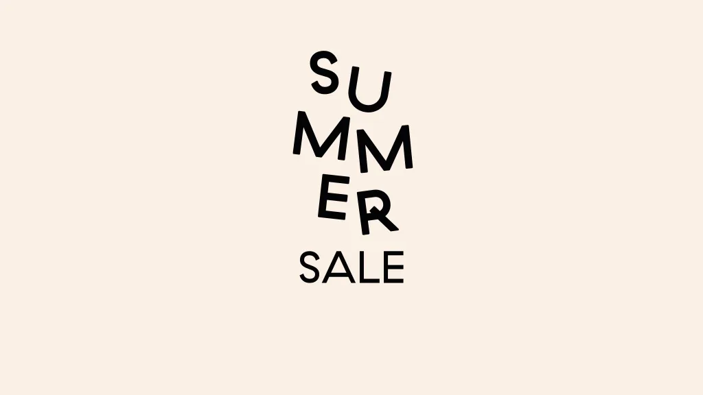 Tekst "SUMMER SALE", met "SUMMER" verticaal gestapeld en schuin, en "SALE" eronder.