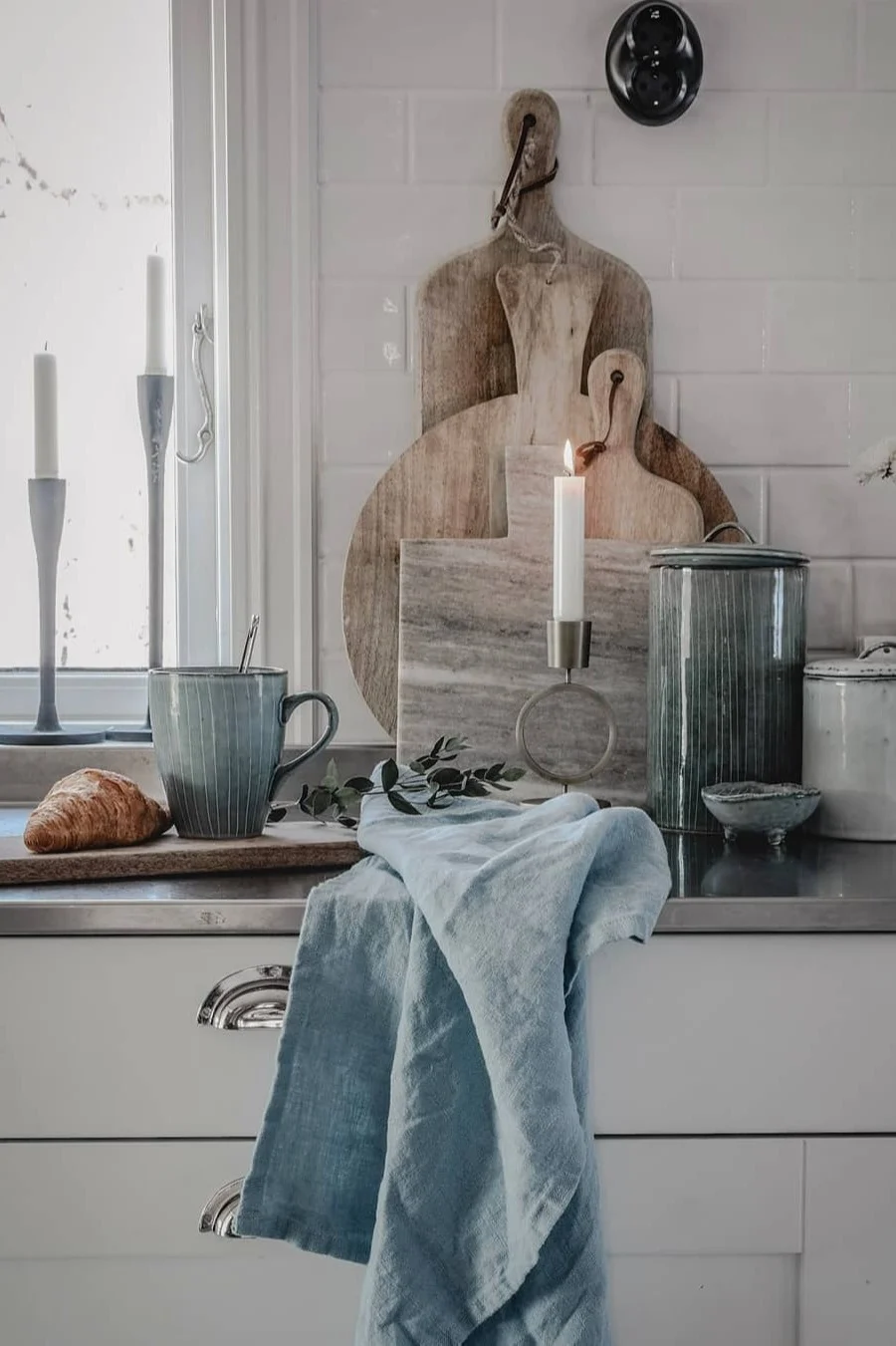 Boho en andere interieurstijlen: Hier zie je een romantische, rustieke keuken in veel hout en blauwe kleuren van Instagram-gebruiker @svenngaarden.