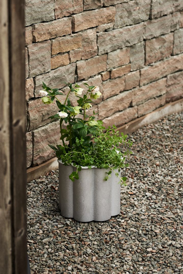 Bloempotten voor buiten: Hier zie je de Gråsippa bloempot van metaal met een geribbelde rand van Byarums bruk. 