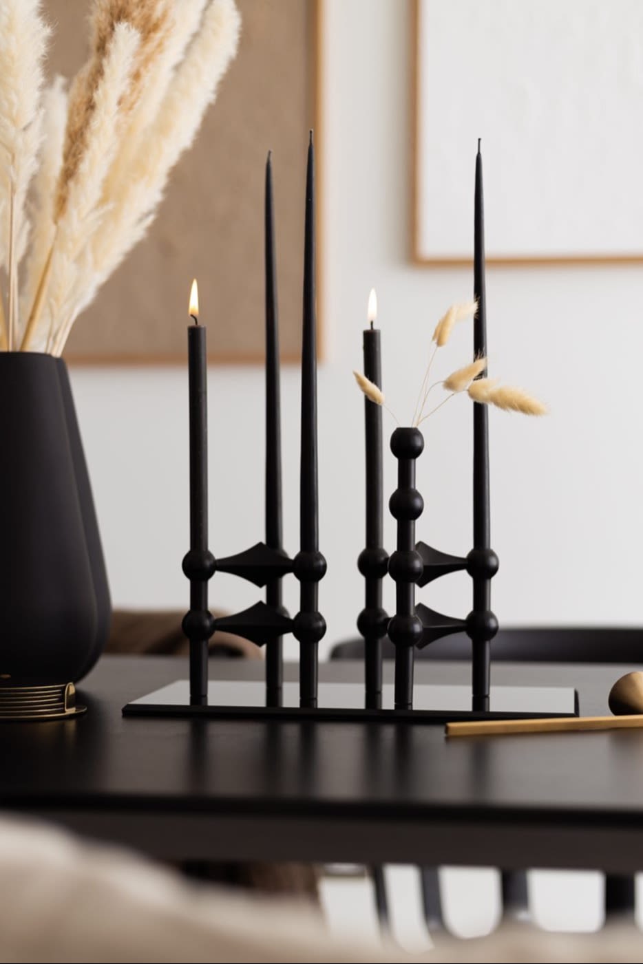 Boho en andere interieurstijlen: Hier zie je de zwarte Stoff Nagel kandelaar met zwarte kaarsen, gedecoreerd door Instagram-gebruiker @bythun.