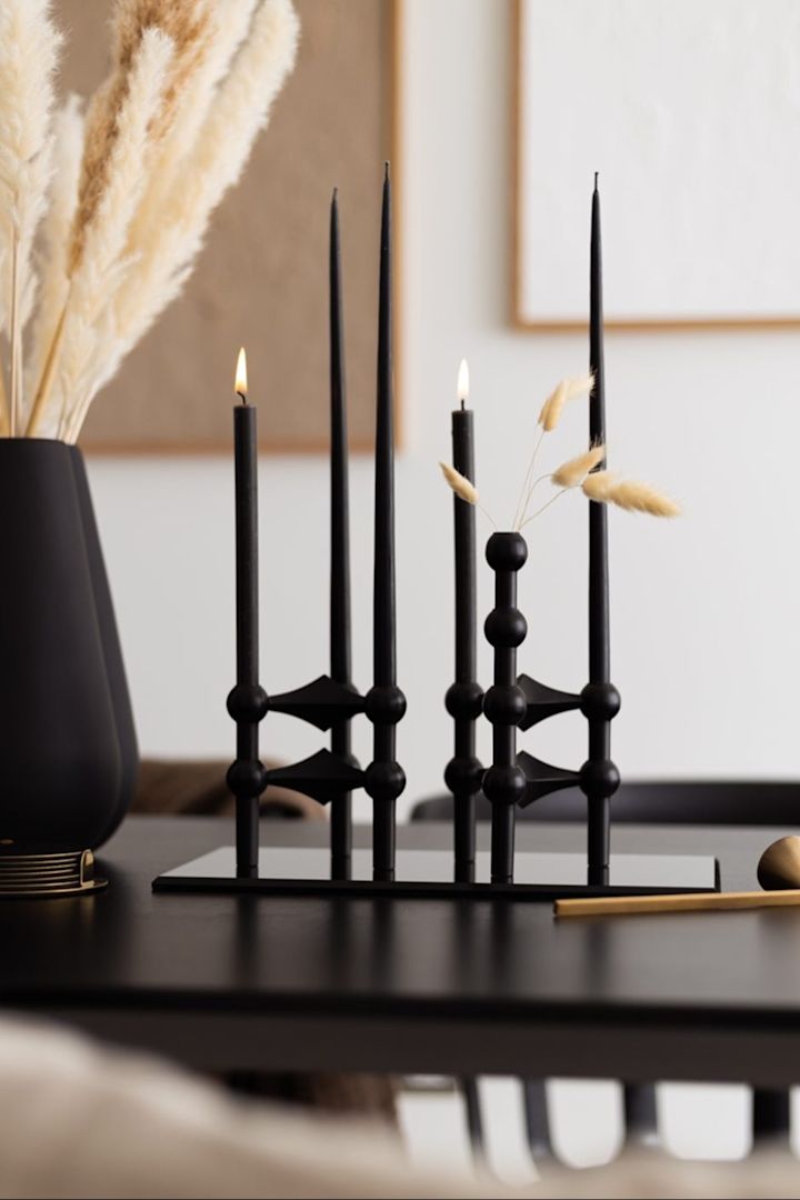 Boho en andere interieurstijlen: Hier zie je de zwarte Stoff Nagel kandelaar met zwarte kaarsen, gedecoreerd door Instagram-gebruiker @bythun.