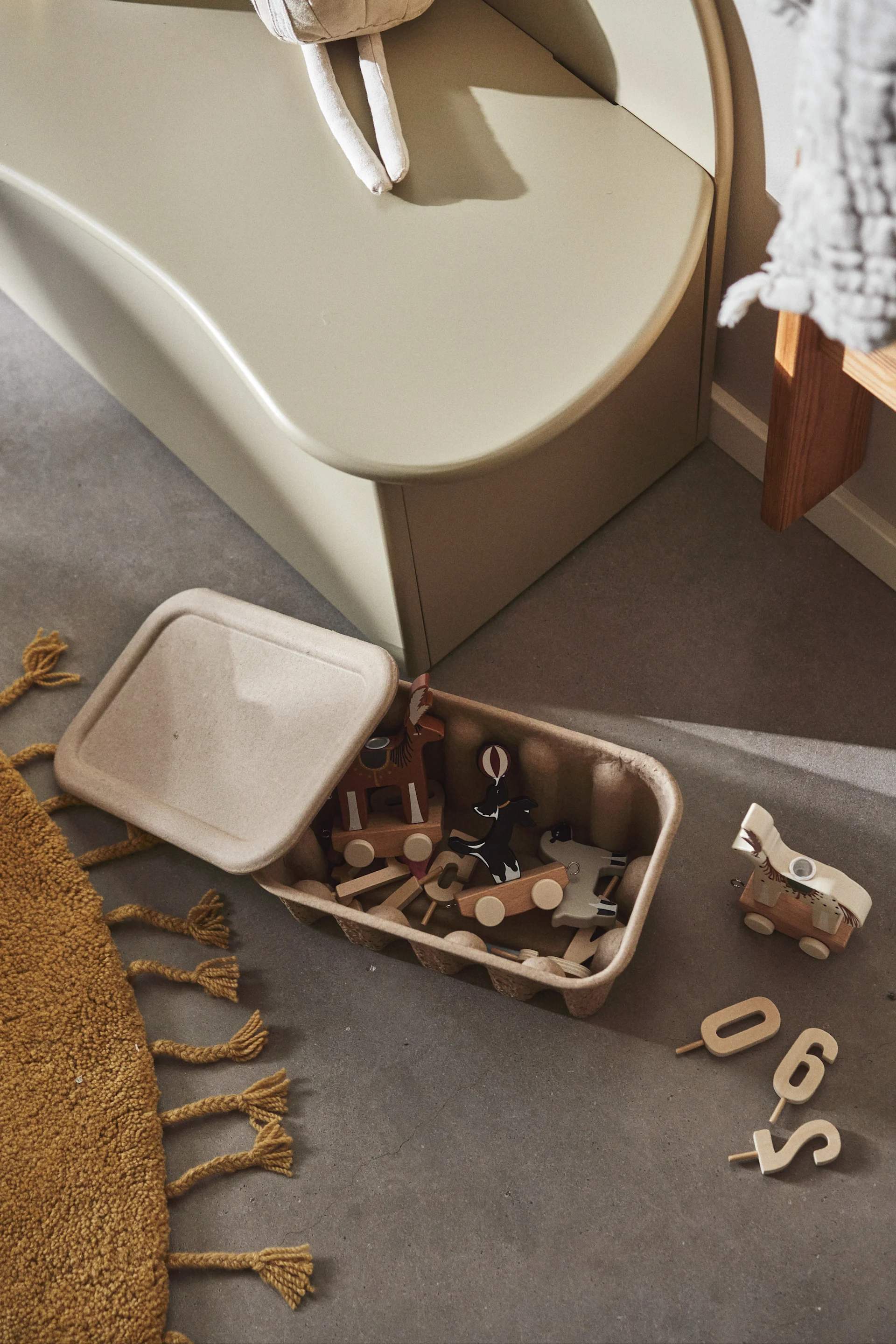 Goede opbergruimte is essentieel in een kinderkamer en het kan zelden te veel zijn. Hier zie je de kartonnen opbergdozen van Ferm Living met bijpassende deksels, perfect voor bouwblokken, figuren of knutsels.