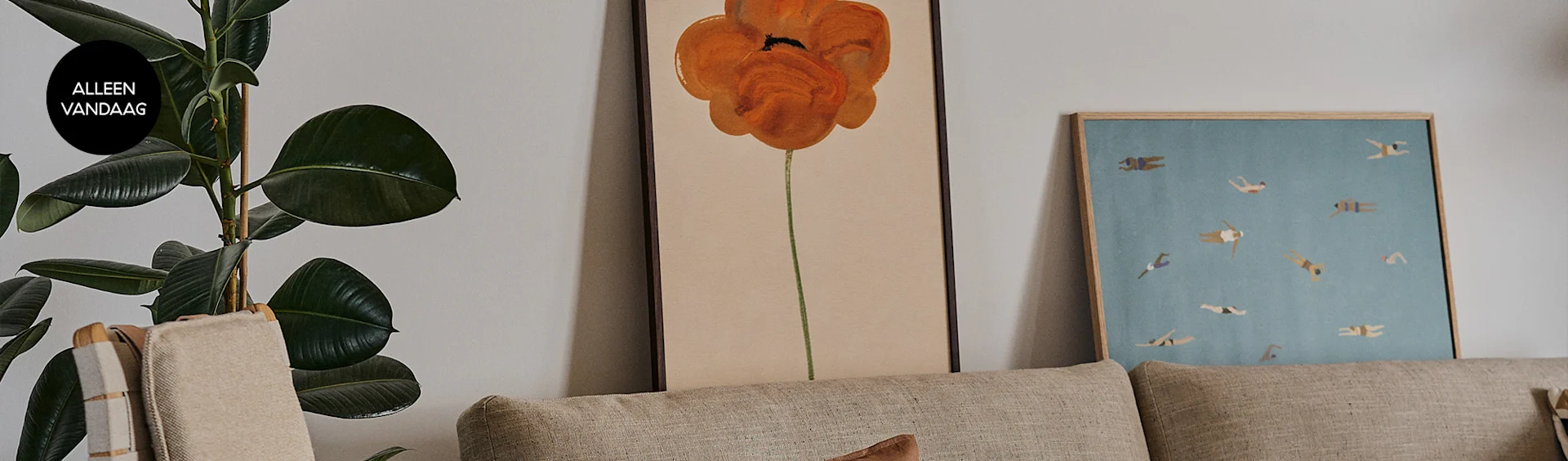 Woonkamer: groene plant, twee kunstwerken (oranje klaproos, zwemmers), bank. Tekst 'ALLEEN VANDAAG' op plant.