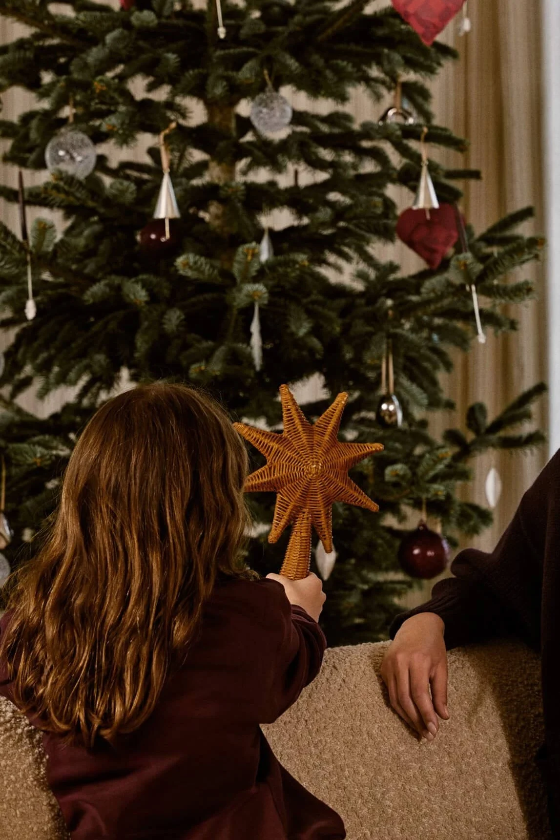 De adventskandelaar van Holmegaard staat op een kerstdoos samen met koekjes.