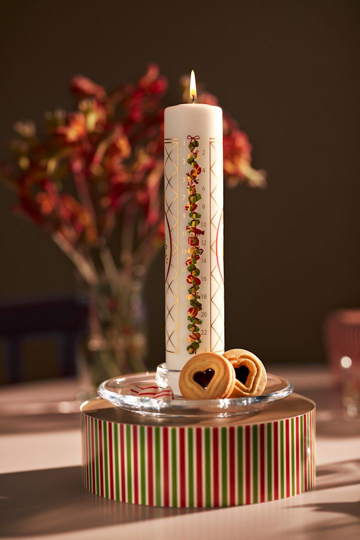 De adventskandelaar van Holmegaard staat op een kerstdoos samen met koekjes.