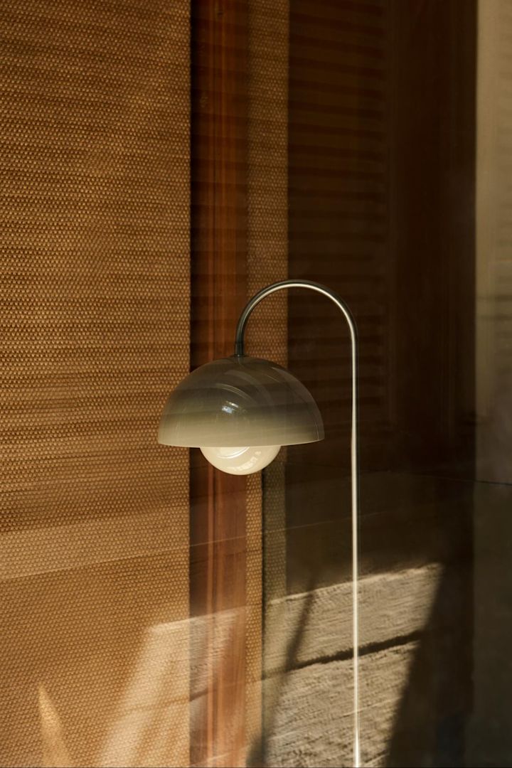 De nieuwe Flowerpot VP 12 vloerlamp van &tradition, die je hier ziet in de kleur beige, is natuurlijk ook een moderne lamp.