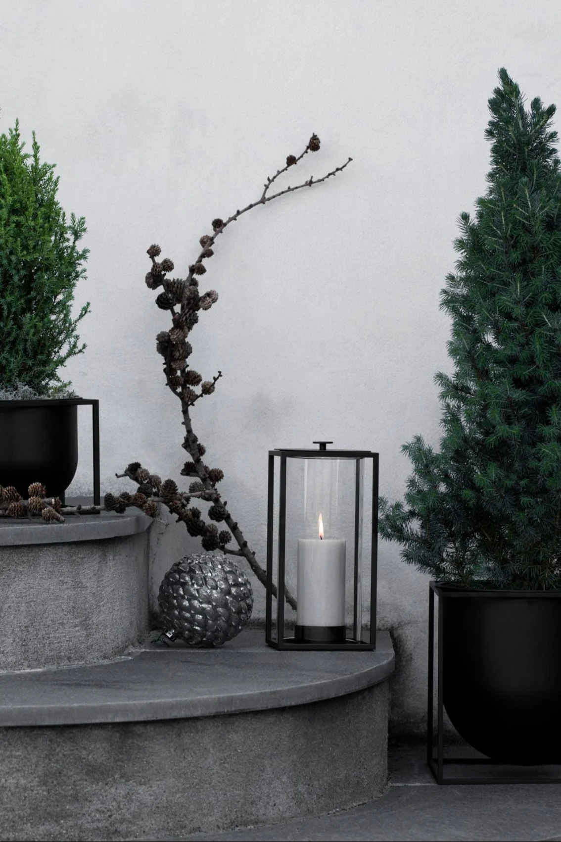 Decoreer je buitentrap met lantaarns en windlichten voor buiten, bijvoorbeeld met de Light'In lantaarn van Audo Copenhagen.