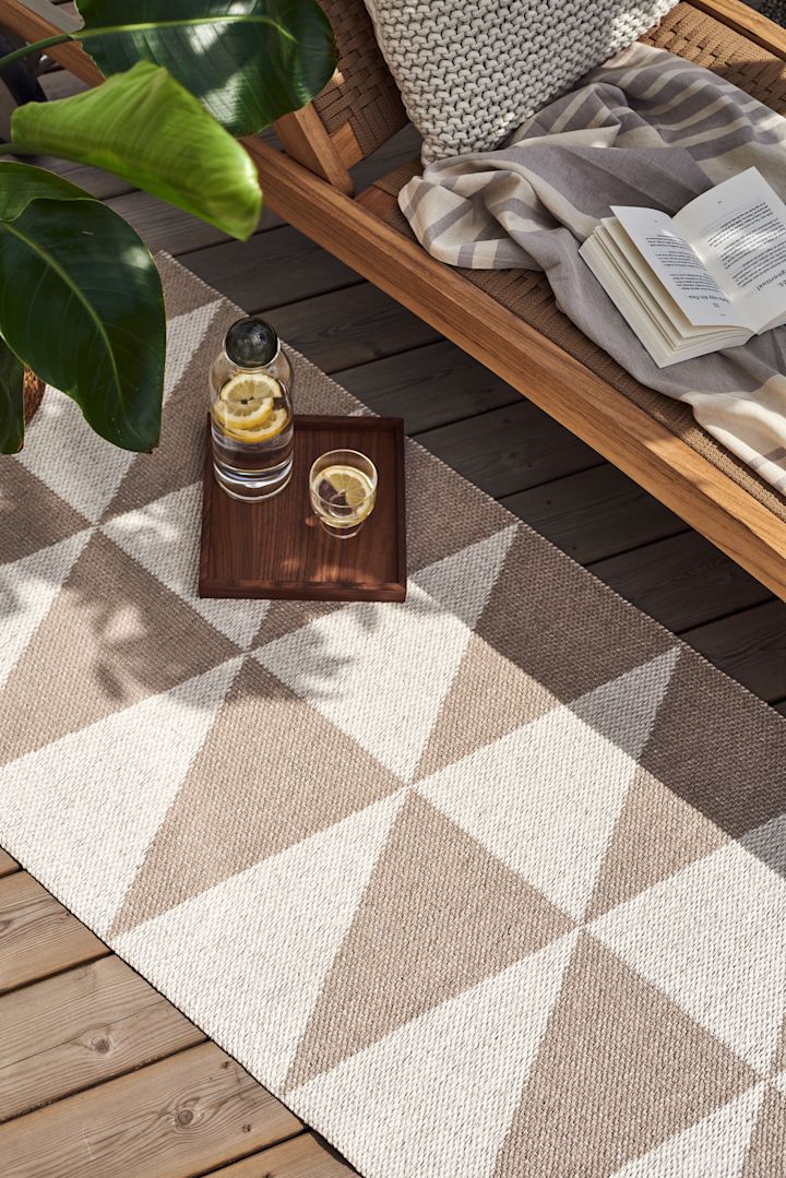 Vloerkleed voor buiten: Als je maar een klein balkon hebt of om andere redenen weinig ruimte, is het Rime vloerkleed van Scandi Living de perfecte keuze!