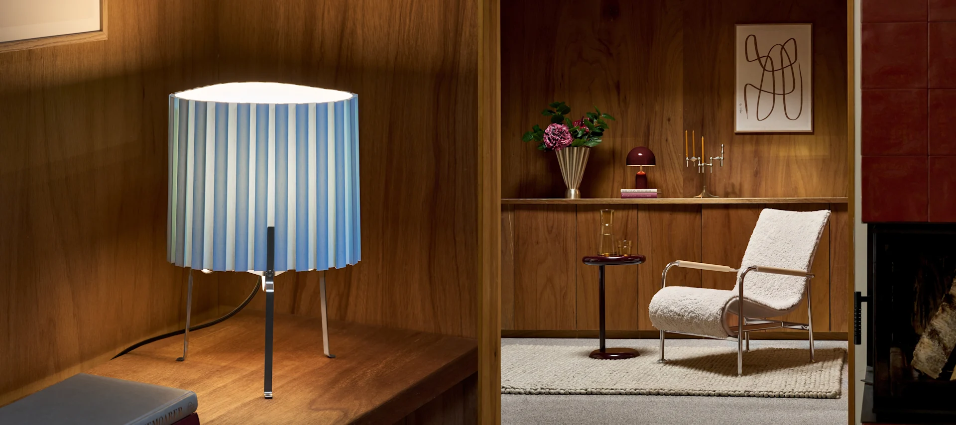 Een gesplitste afbeelding van twee interieurscènes. Links: een blauw-wit gestreepte tafellamp op een houten plank. Rechts: een woonkamer met een harige fauteuil, een bijzettafel, plank met decoratie en een open haard.