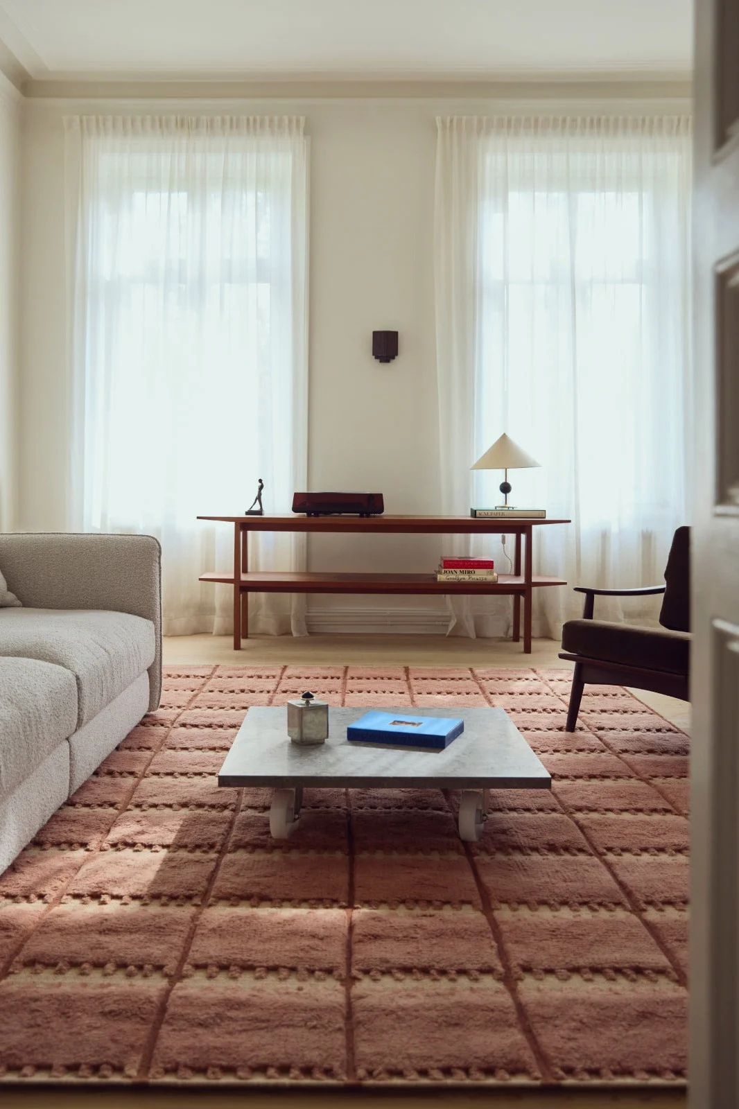 Limoengroen is een van de meubeltrends voor 2025, hier zie je de populaire gebogen vaas in limoengroen van Muuto.