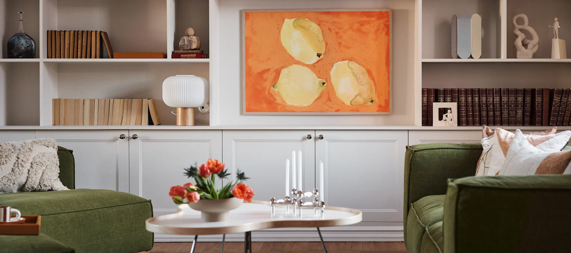 Scandinavische interieurtrends 2024 - geblokt, groen, rood en tapijten met een retro rode lamp!