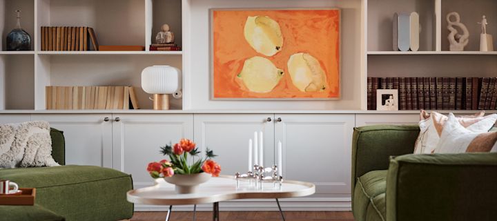 Scandinavische interieurtrends 2024 - geblokt, groen, rood en tapijten met een retro rode lamp!