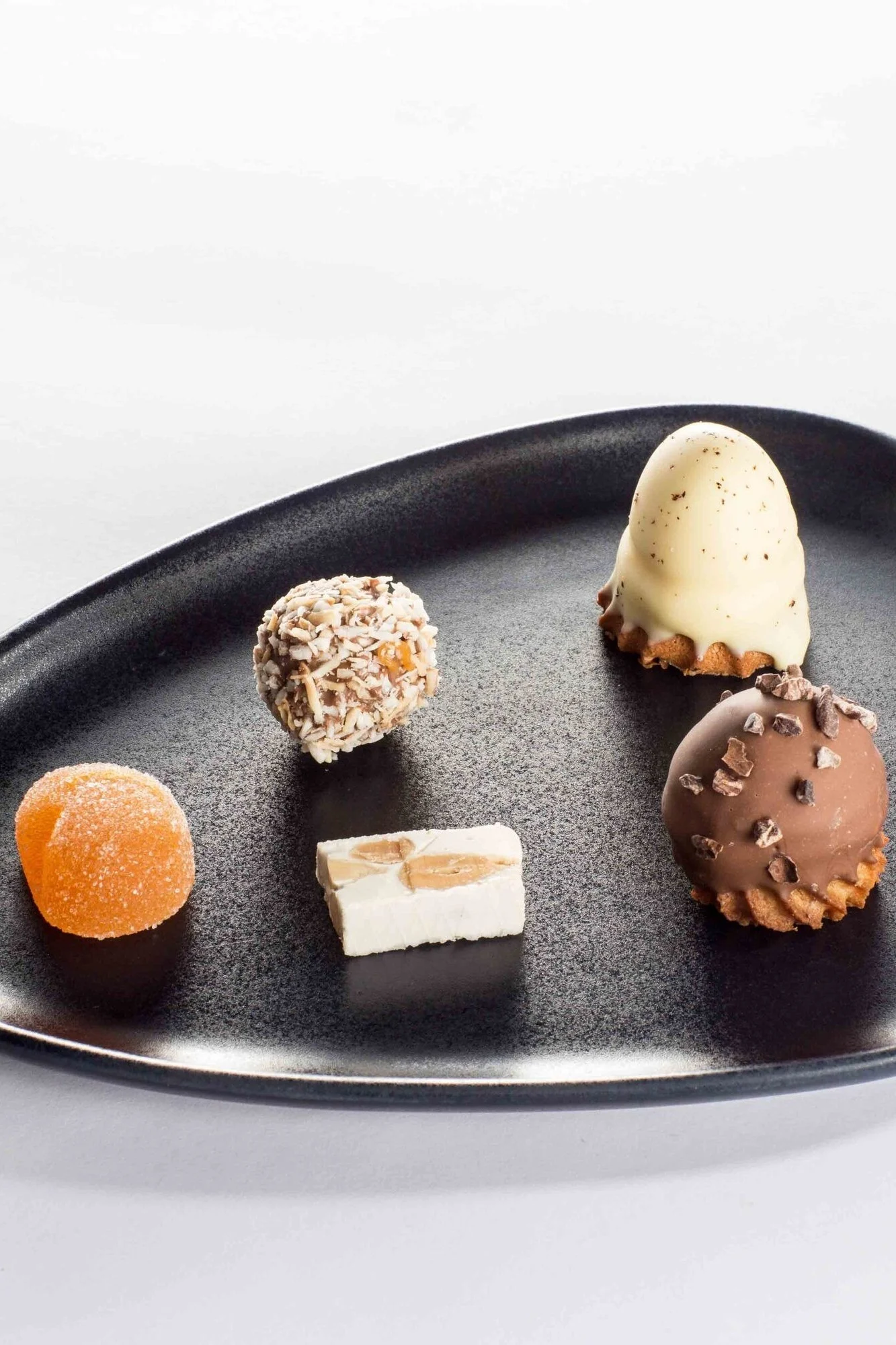 Valentijnsdag thuis - Serveer je geliefde zelfgemaakte bonbons, hier op het Curve-bord van Lind DNA.