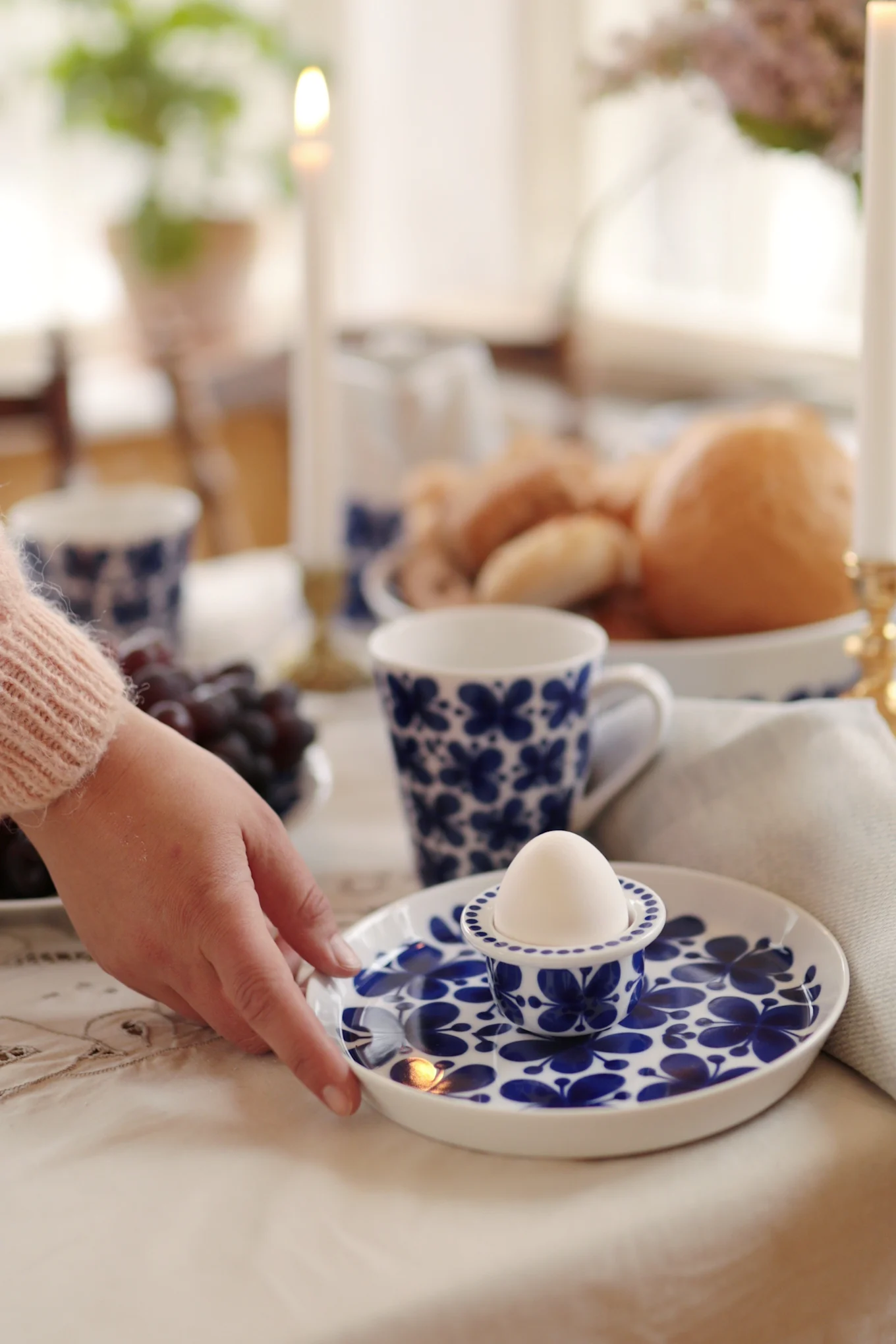 Borden en eierdopjes van Mon Amie, Rörstrand. Instagram profiel Colorelles.