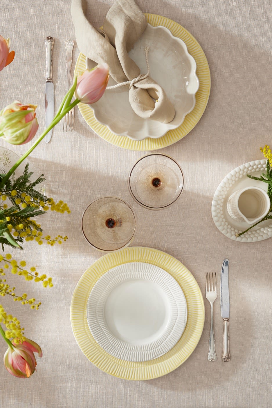 Een kleurrijke tafeldecoratie voor Pasen, bestaande uit Stripes borden van Mateus, glazen van Byon en servetten van Scandi Living.