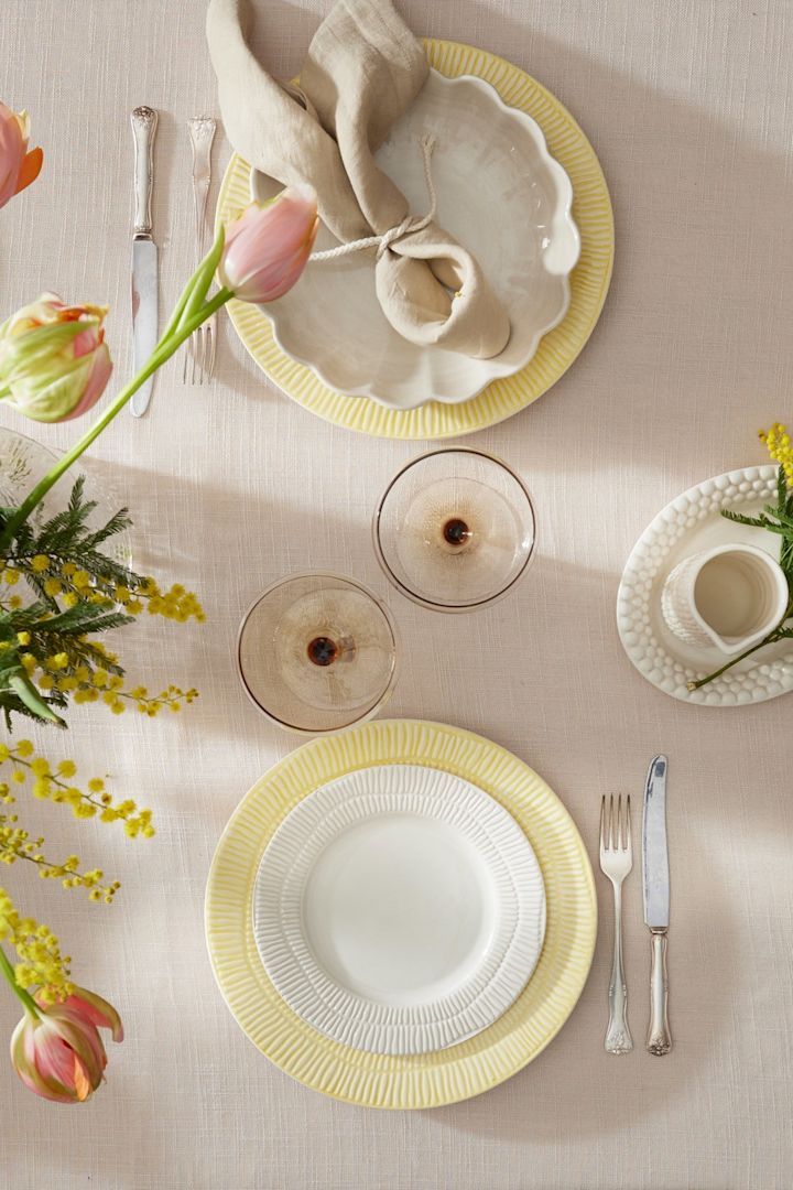 Een kleurrijke tafeldecoratie voor Pasen, bestaande uit Stripes borden van Mateus, glazen van Byon en servetten van Scandi Living.