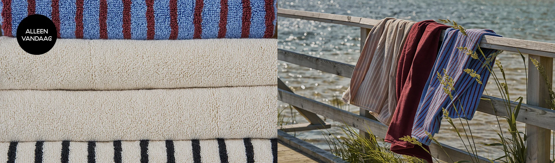 Diverse gestapelde en hangende gestreepte en effen handdoeken aan een houten reling bij water. Met 'Alleen vandaag' label.