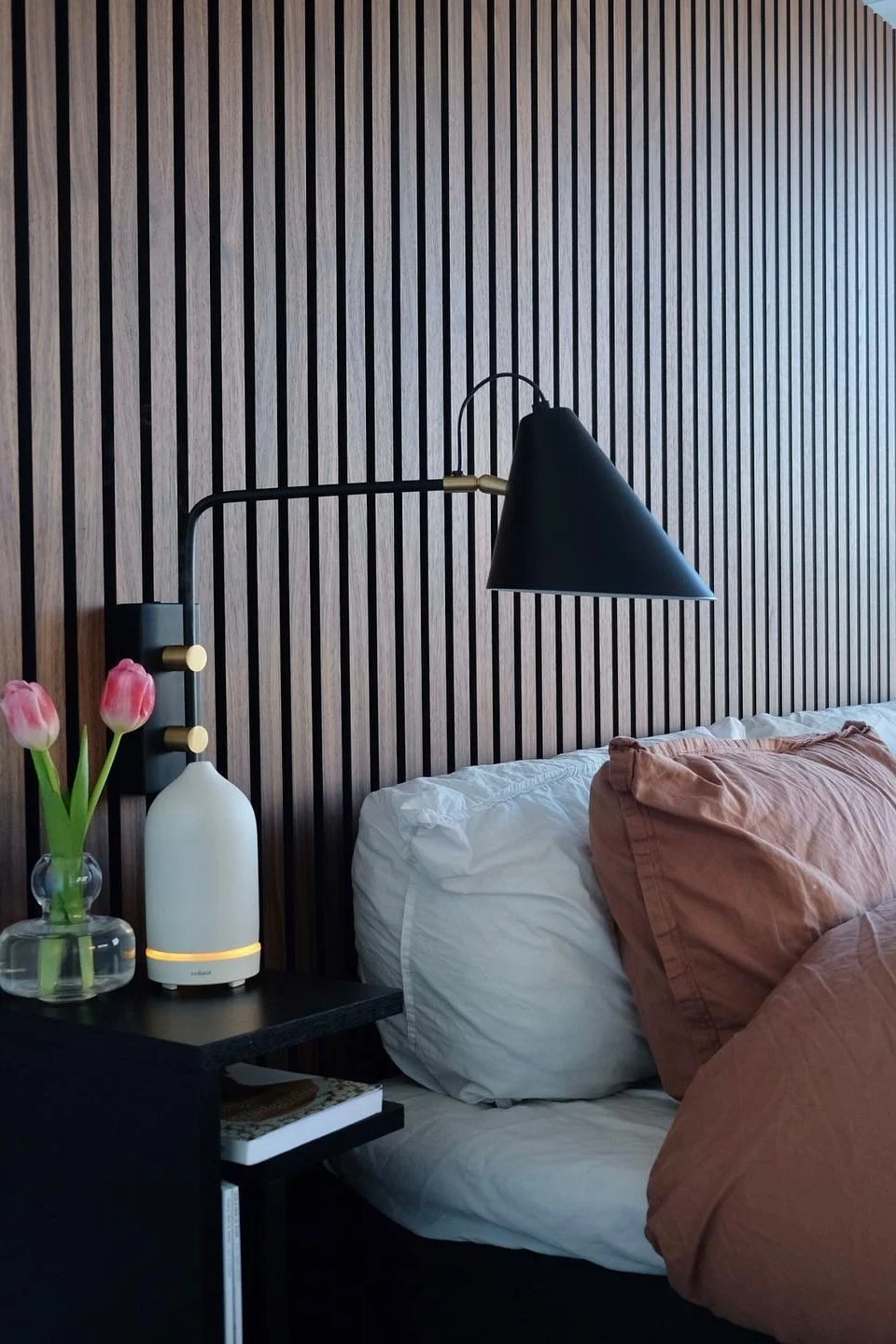 Boho en andere inrichtingsstijlen: de zwarte Club wandlamp van House Doctor creëert een industriële look in de slaapkamer van @husetvidklippan.