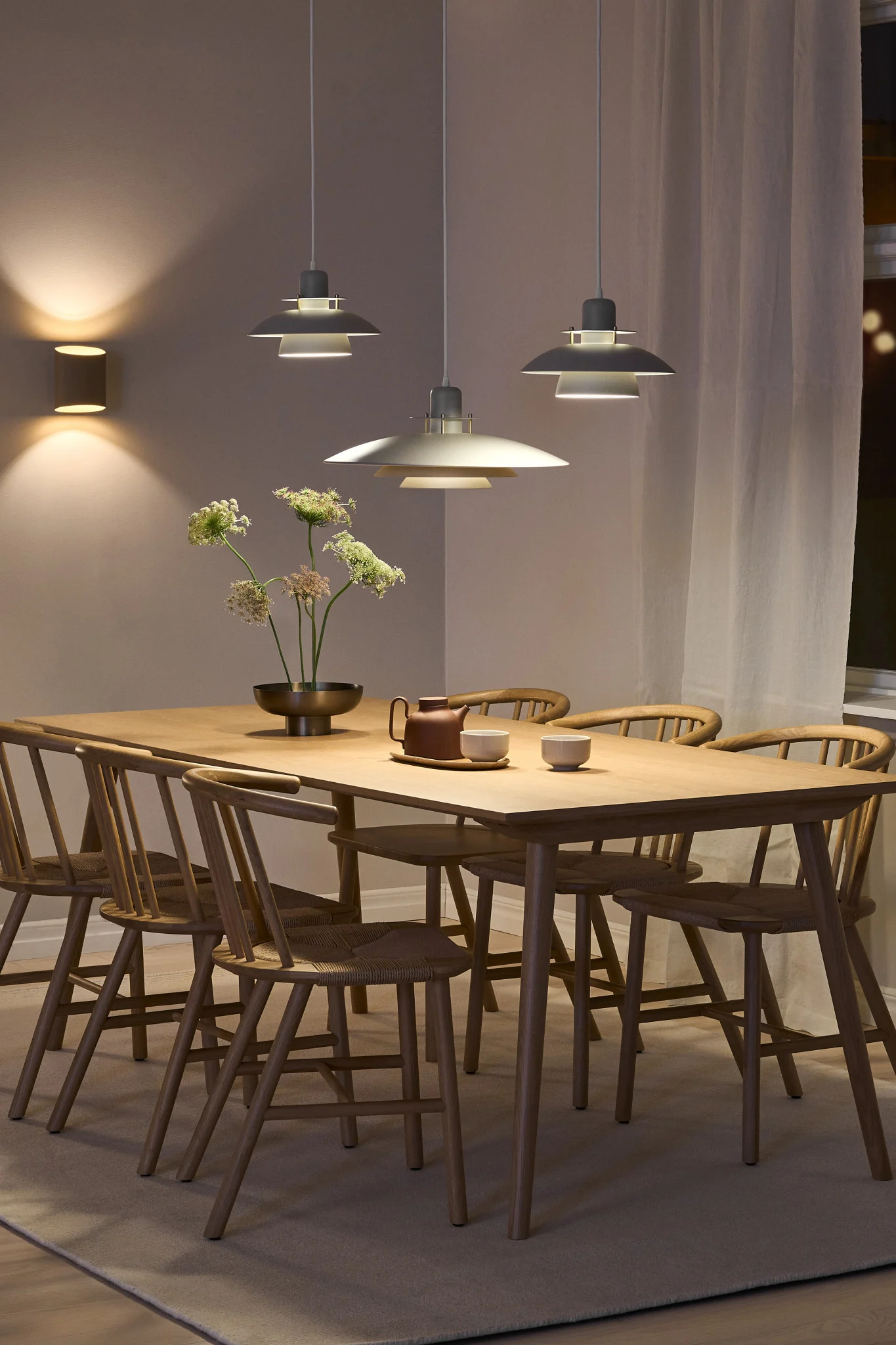 Verlicht je eetkamer met verschillende soorten eetkamerlampen zoals de Primus plafondlamp en de Sinne wandlamp. 