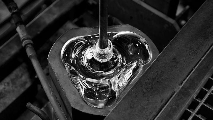 Iittala glasproductie in Finland waar de Alvar Aalto vaas wordt gemaakt. 