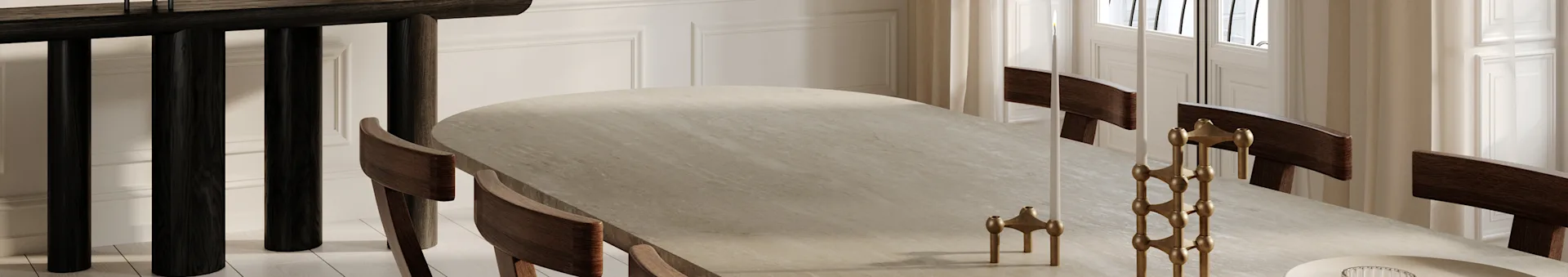 Een ovale lichtgekleurde eettafel met donkere houten stoelen en een gouden kandelaar, in een kamer met lambrisering.