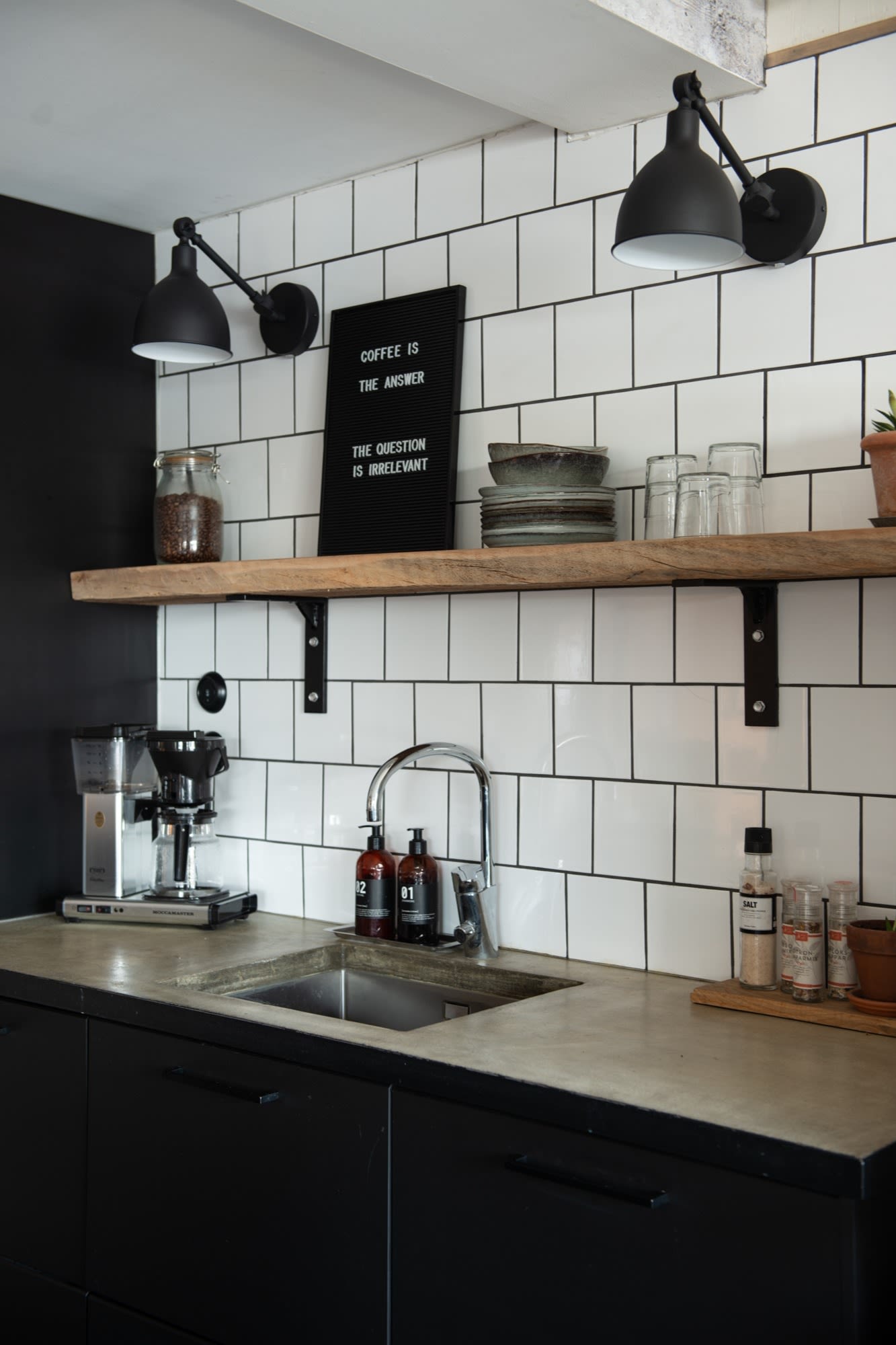 Boho en andere interieurstijlen: Hier zie je de industriële keuken van @beerbuiltthis, die wordt gekenmerkt door minimalisme en zwarte elementen.