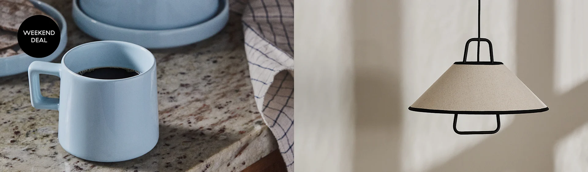 Lichtblauwe koffiemok op een gespikkelde aanrecht naast een geruite doek, met een hanglamp en een 'Weekend Deal' badge.