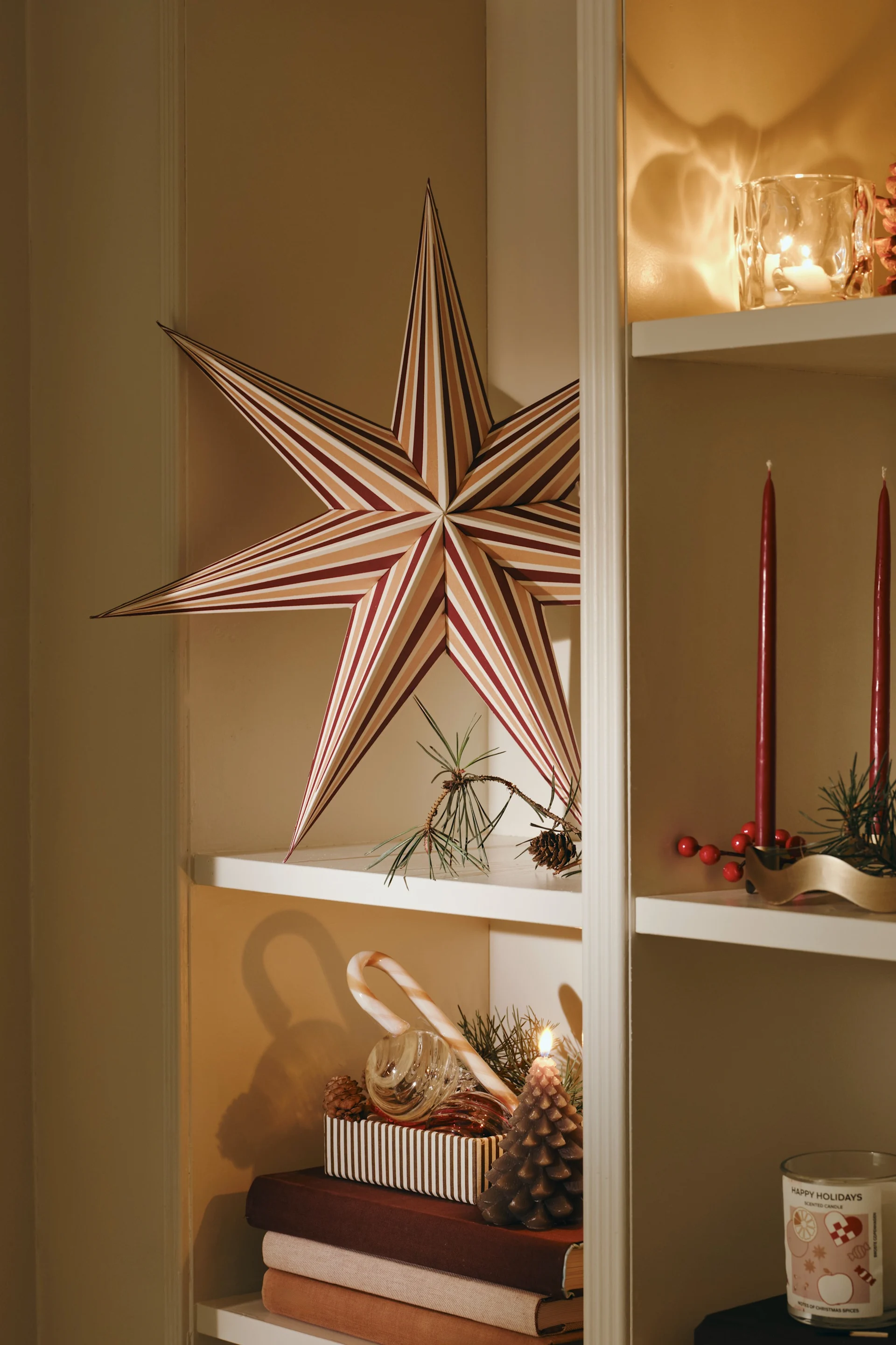 Meerdere zilverkleurige dennenappels van Lene Bjerre liggen op een tafel en zijn de perfecte kerstdecoratie voor 2025.