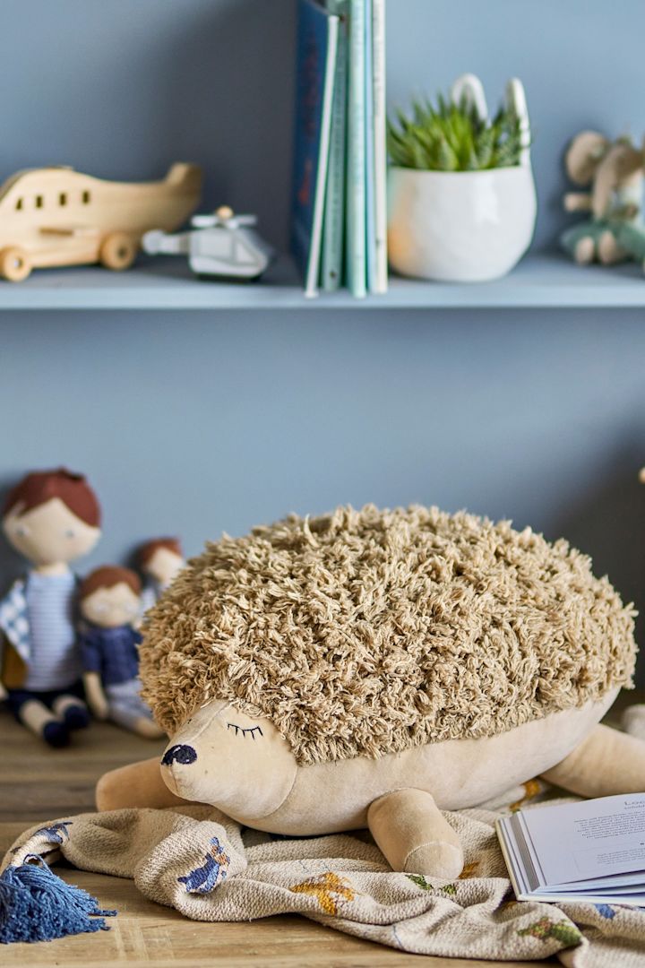Rubert is een knuffel in de vorm van een schaap van Bloomingville en is 33 centimeter groot, wat hem tot een bijzonder knuffelig cadeau voor een babyshower maakt.