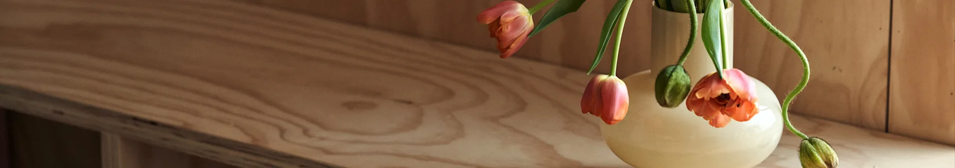 Lees over interieurtips en de nieuwste interieurtrends bij Nordic Nest. Hier vind je bijvoorbeeld een gele vaas van Marimekko, prachtig gevuld met oranje tulpen.