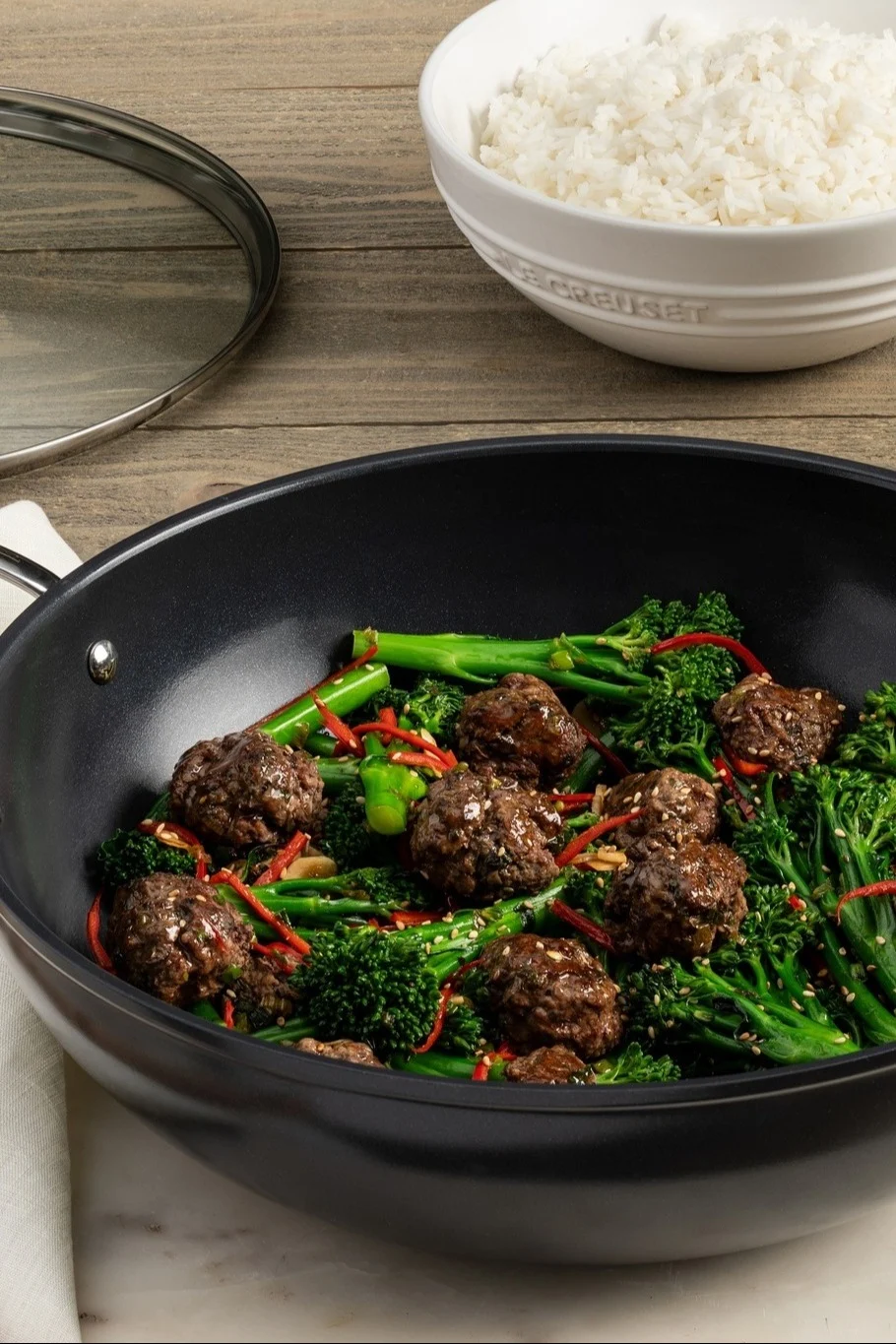 Een Aziatisch gerecht wordt bereid in een Le Creuset wok.