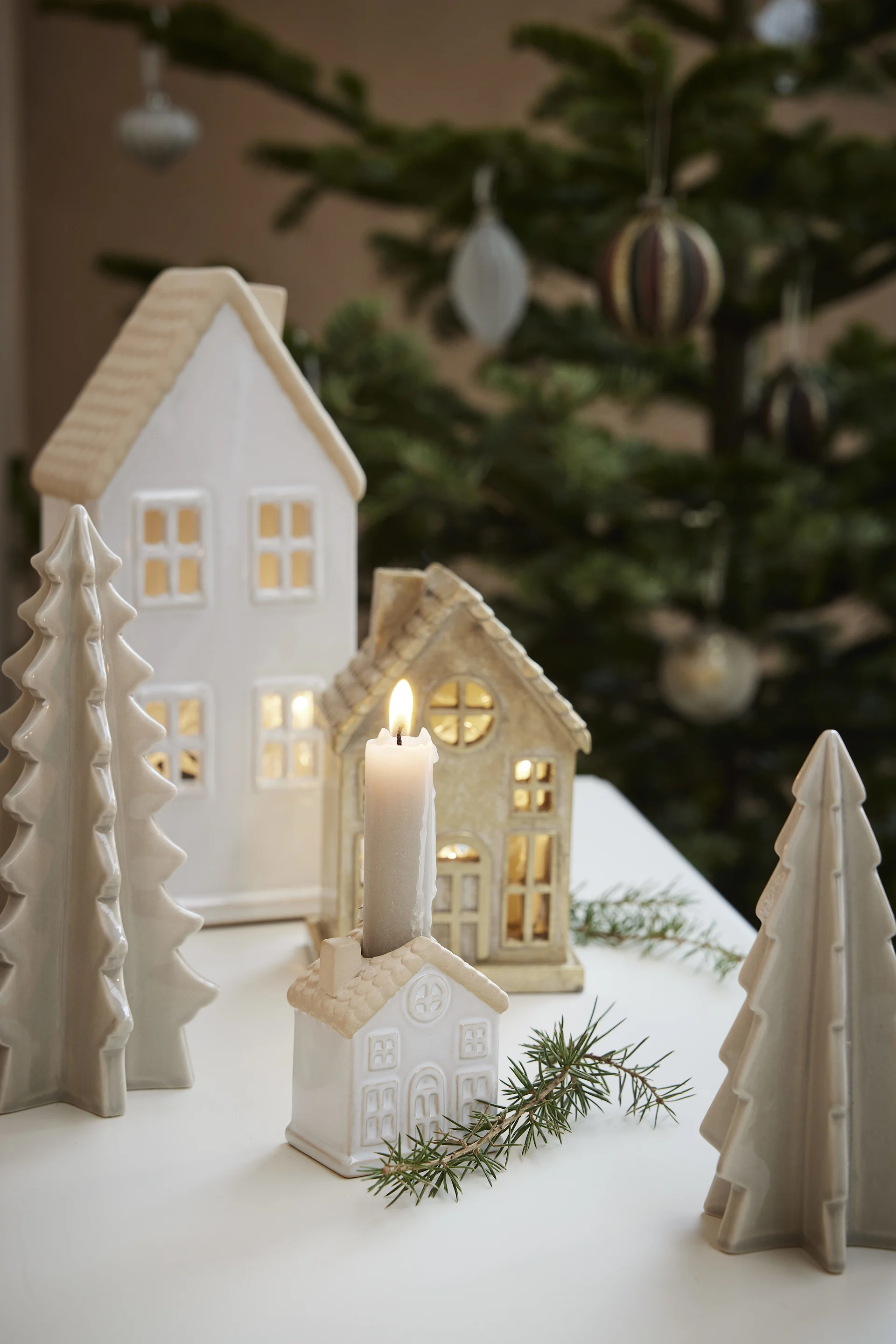 Decoreer met traditionele Scandinavische kerstdecoratie  - Creëer een eigen kerstdorp met de huisjes van Kähler.