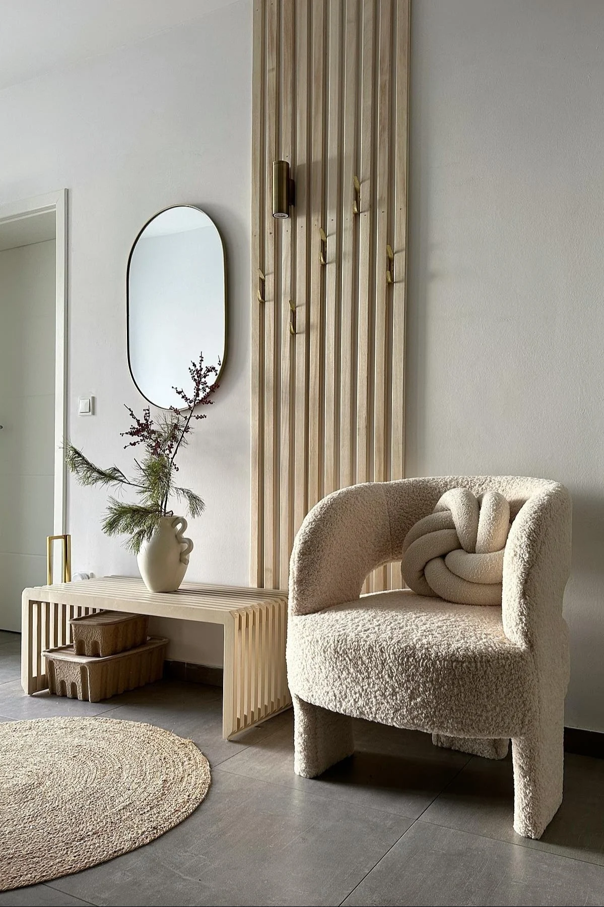 Boho en andere interieurstijlen: Hier zie je de hal in Japanse stijl van Instagram-gebruiker @farashome.