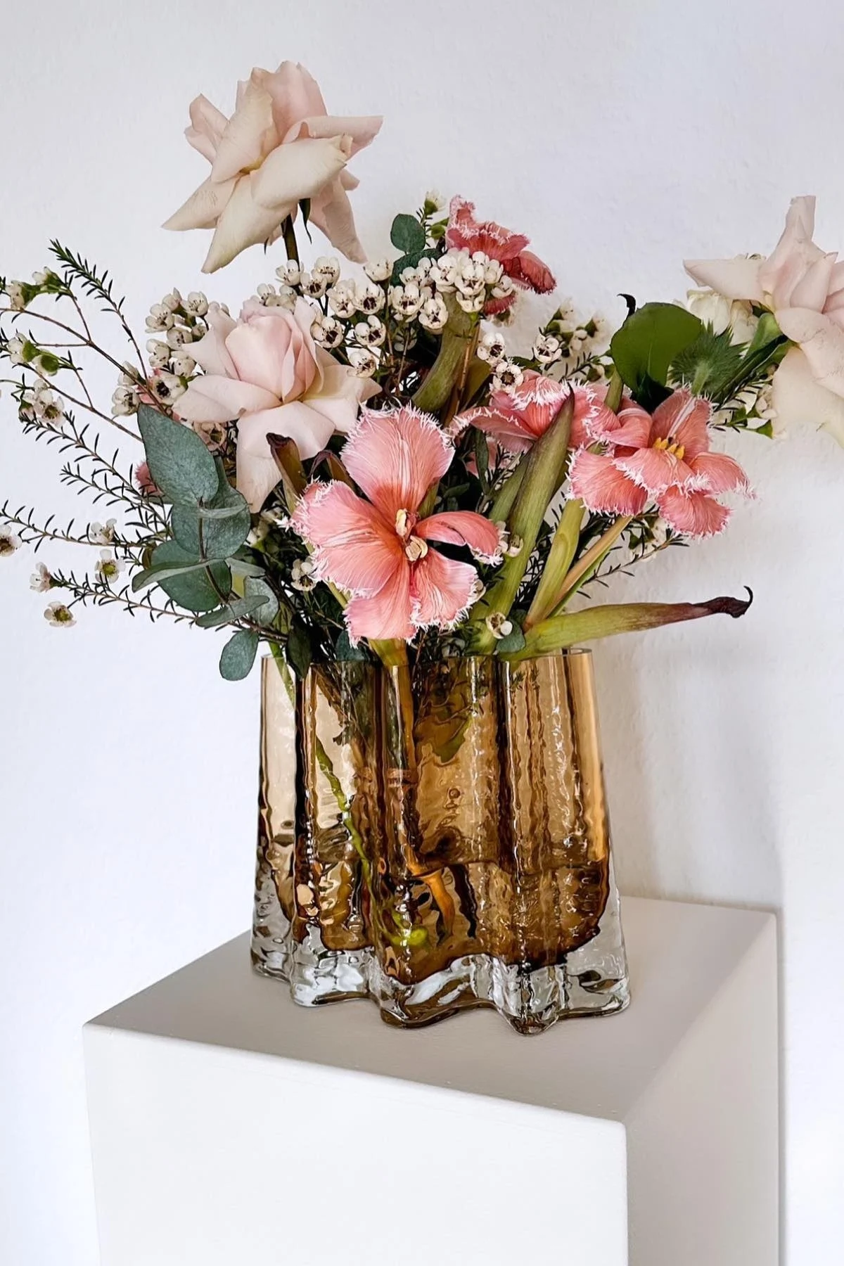 Valentijnsdag thuis - geef bloemen in een mooie vaas zoals de Gry Wide Vase van Cooee Design, hier te zien bij @interiorby_su.