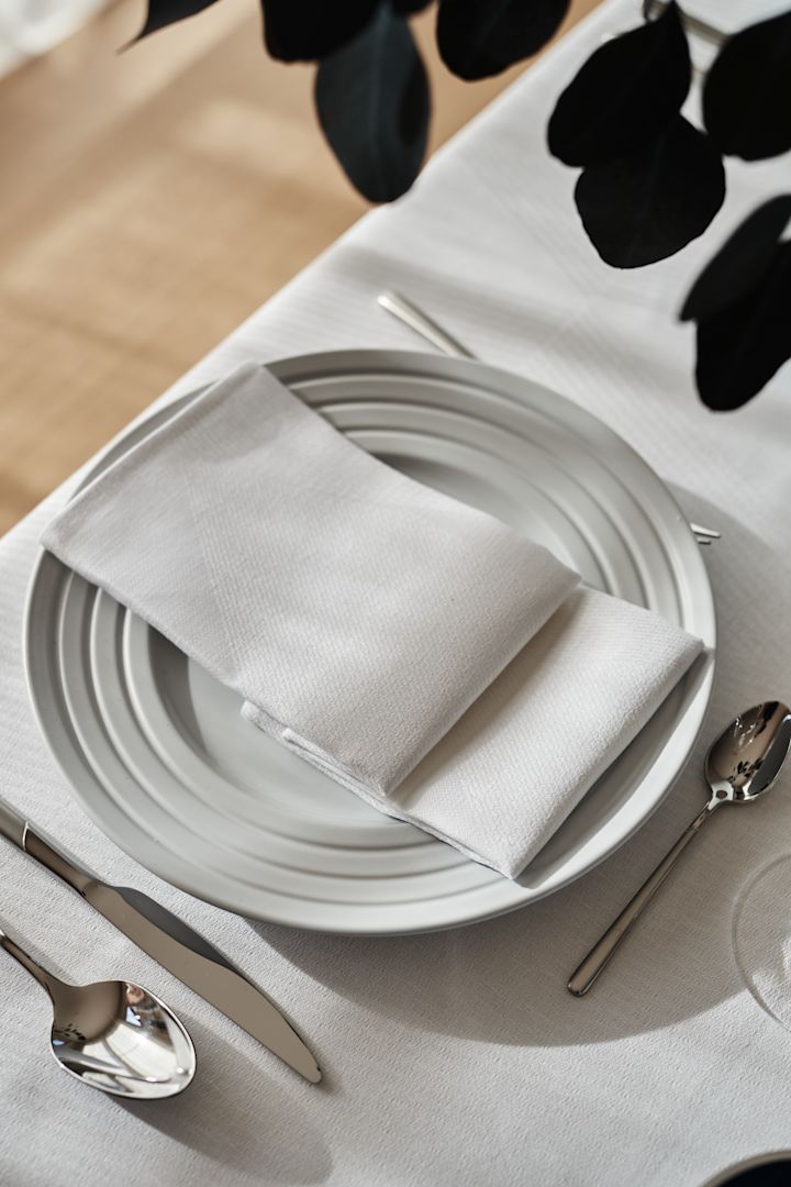 Creëer prachtige tafelschikkingen met elegant Lines servies van NJRD samen met fijn Scandi Living bestek, Geometrische linnen servetten en linnen tafelkleden van NJRD.