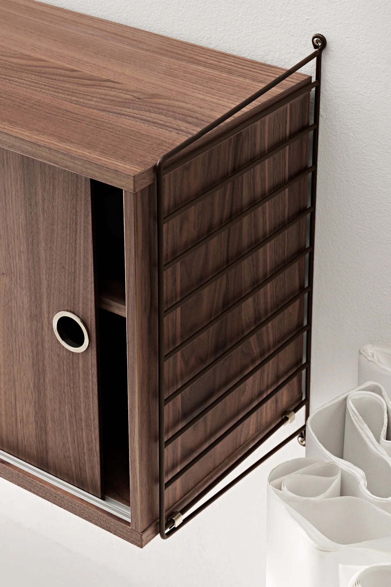 Streng rekkensysteem in walnoot met zwarte omlijsting - Scandinavisch designicoon om naar eigen smaak op te bouwen. 