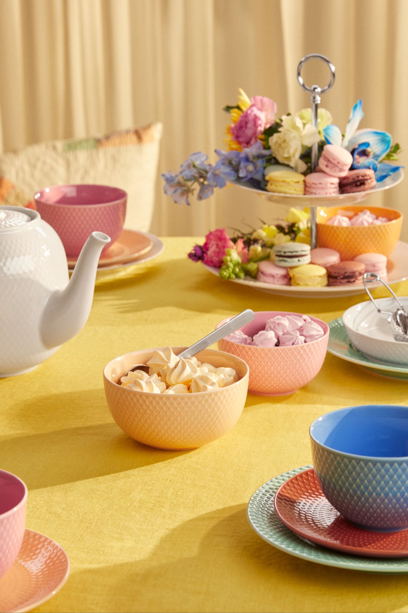 Een kleurrijke tafel, perfect voor Pasen, gedekt met servies uit de Rhombe-collectie van Lyngby Porcelaen.