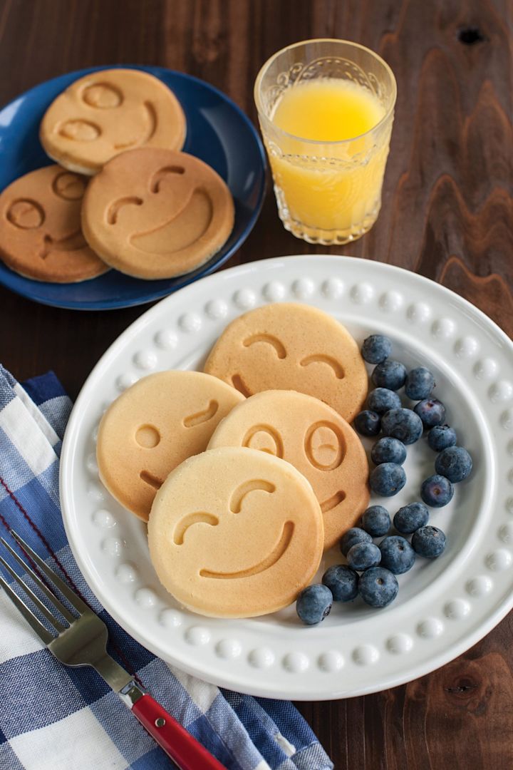 Met de Smiley pannenkoekenpan van Nordic Ware kun je pannenkoeken maken in de vorm van een smiley, die hier op een bord worden gepresenteerd.