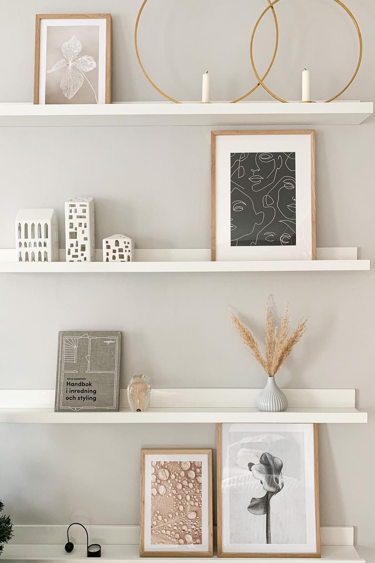 Boho en andere interieurstijlen: Houd de decoratie van je plank eenvoudig en overzichtelijk, net als Instagram-gebruiker @avas.interior.