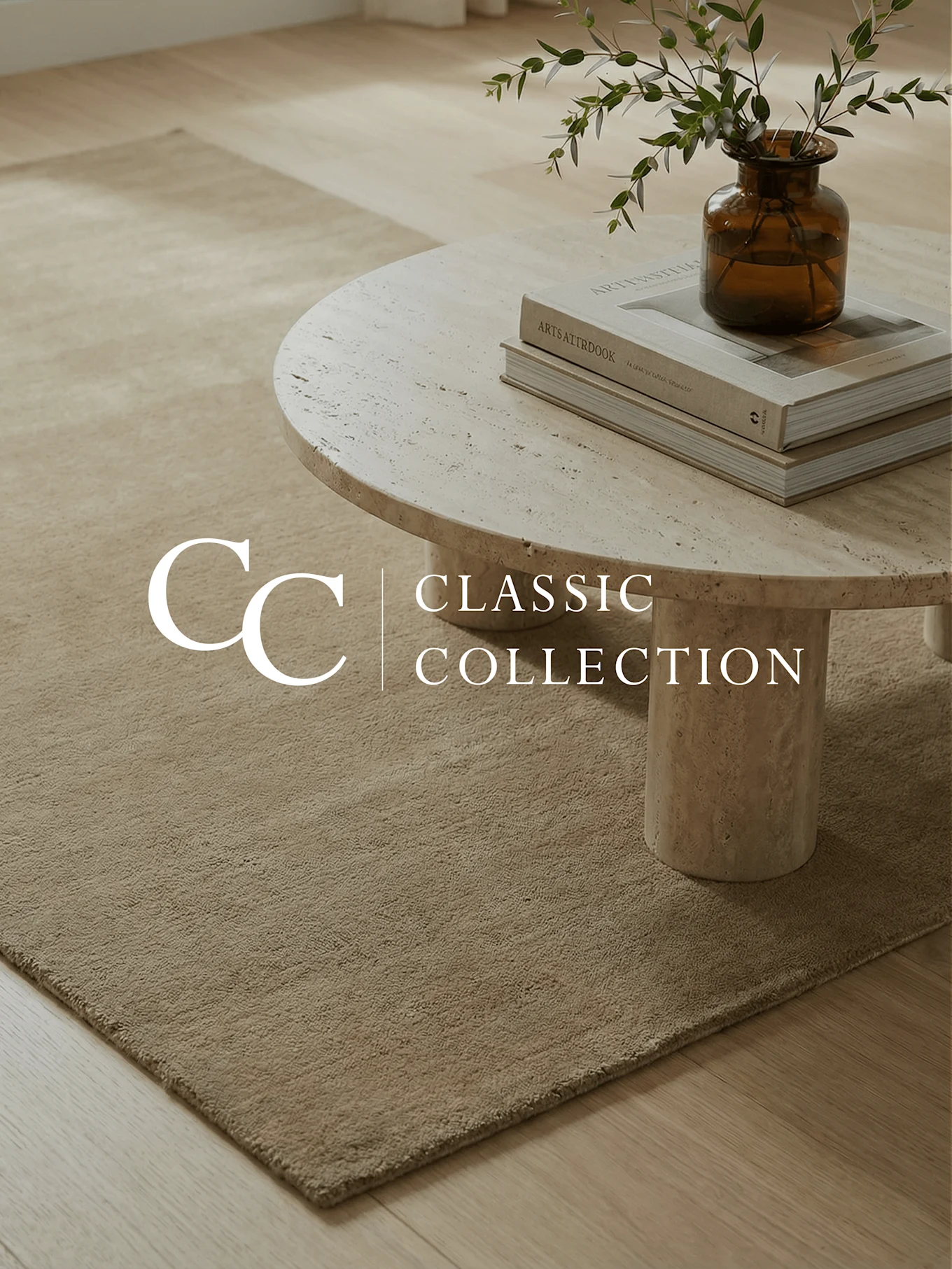 Lichtbruin vloerkleed op houten vloer, travertijn salontafel met boeken en een vaas met groene takken. Tekst: 'CC CLASSIC COLLECTION'.