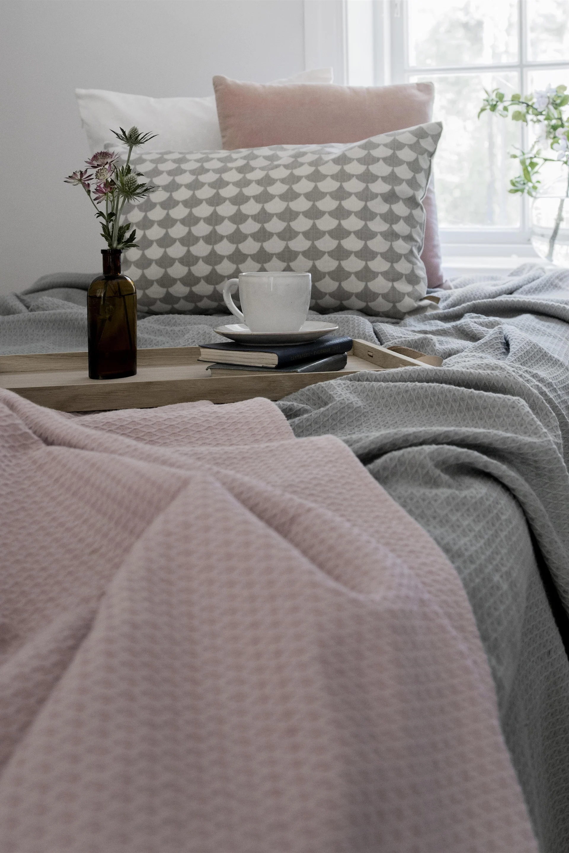 Een idee voor een ontspannen begin van Valentijnsdag: Ontbijt of een kopje koffie in bed.