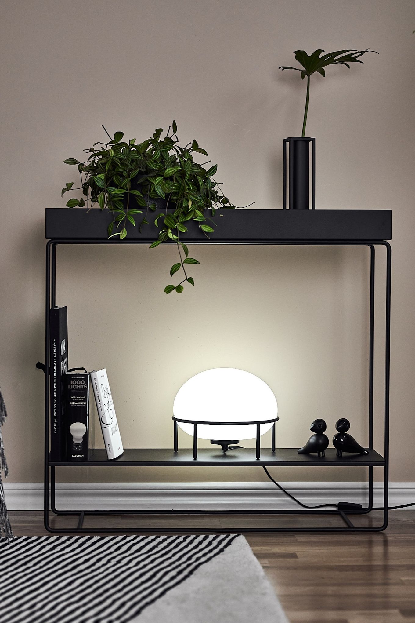 Boho en andere interieurstijlen: Hier zie je de zwarte Plant Box versierd met een plant en een lamp om een industrieel tintje toe te voegen.