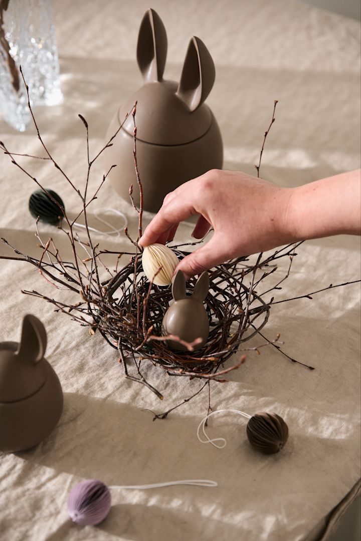 Een schattig vogelnestje van takjes schors en ijzerdraad is eenvoudig te maken voor Pasen en is een mooie paasdecoratie voor op de paastafel of vensterbank.