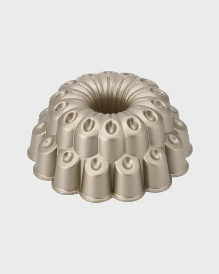Gouden geribbelde tulbandvorm met decoratieve inkepingen.