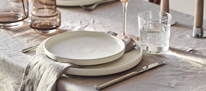 Creëer prachtige feesttafelschikkingen met mooi Scandi Living bestek, elegant Sandsbro porselein van Scandi Living samen met linnen servetten in beige.