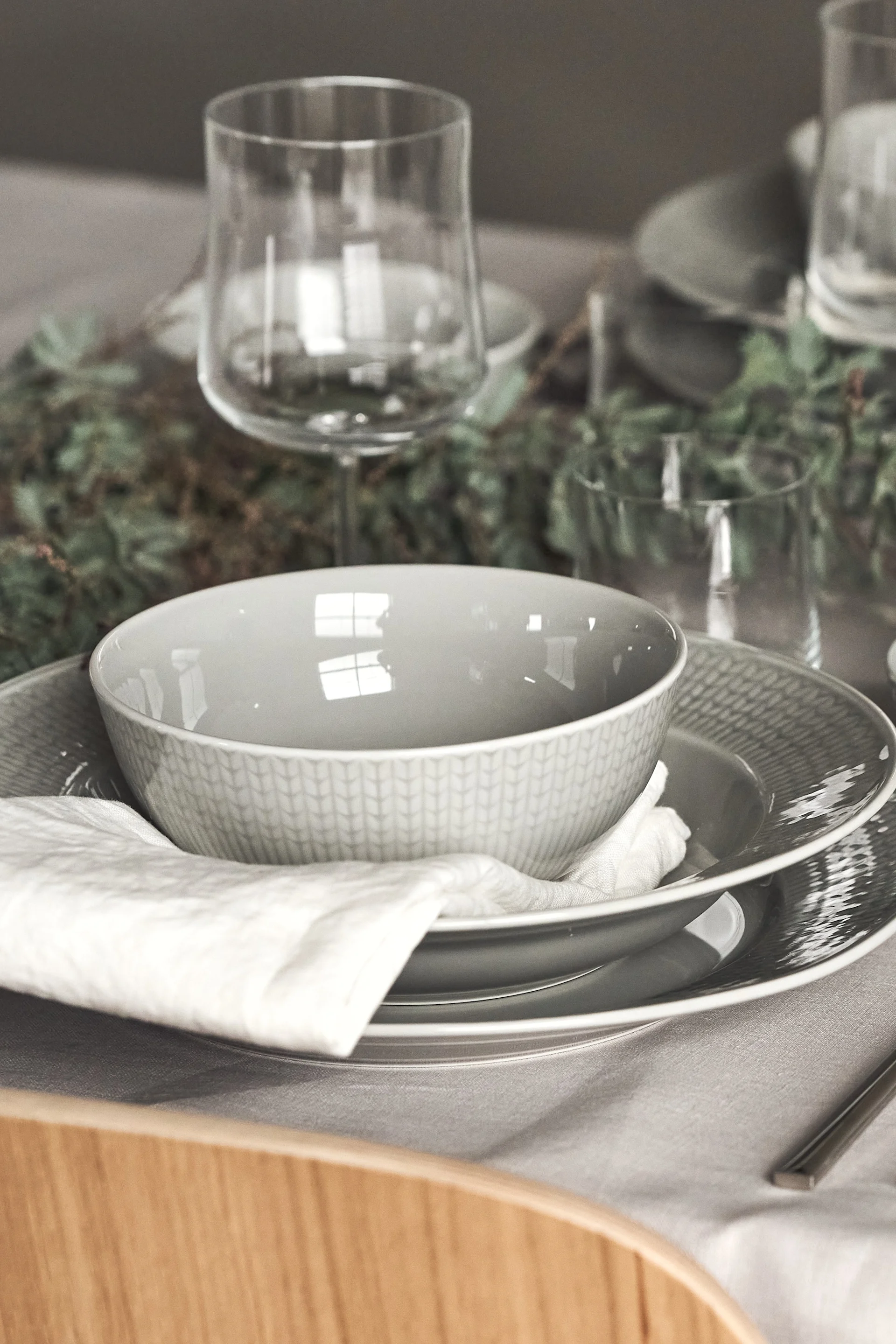 Tafelset met Swedish Grace porselein in de kleur Dimma. 