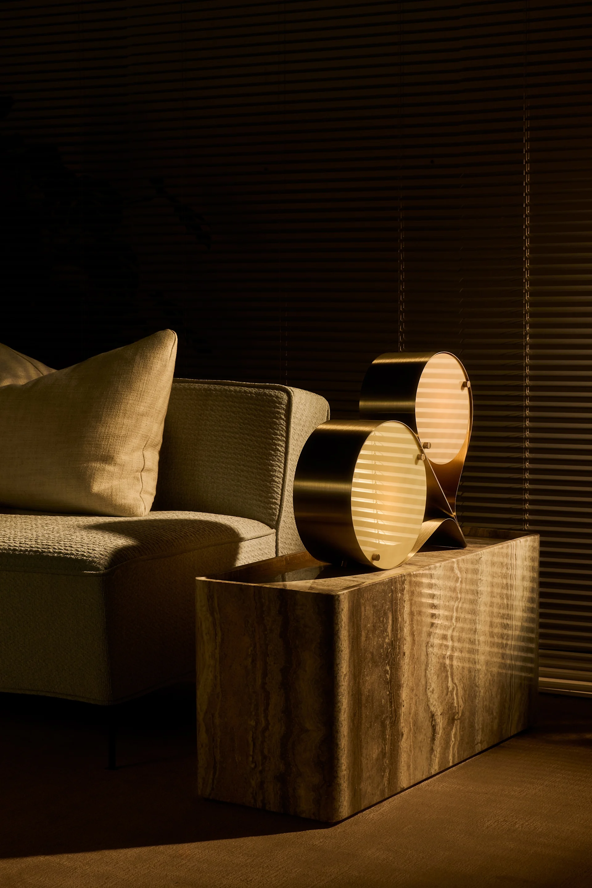 De interieurtrends voor herfst 2024 zijn een mix van speelsheid en retro. Hier zie je de blauwe Lori vaas van Byon met dieprode pioenrozen op de burl bijzettafel van Ferm Living. 