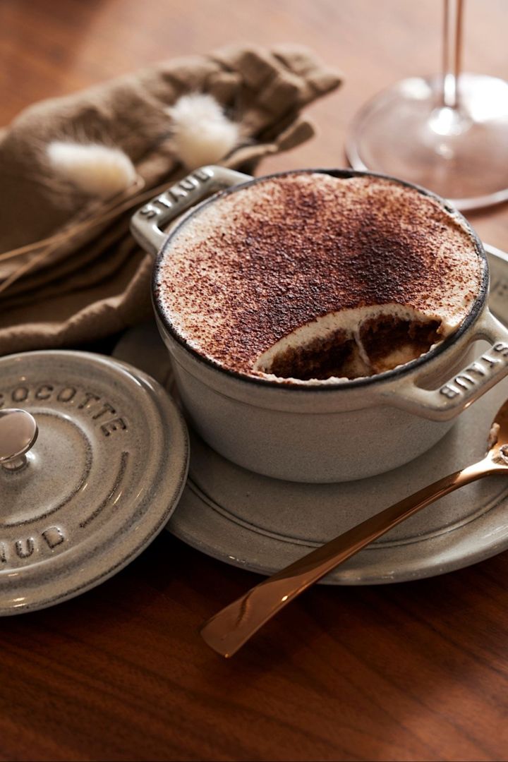 Valentijnsdag thuis - Tiramisu is altijd een goede keuze als Valentijnsdessert, hier geserveerd in een pot met witte truffels van Staub.