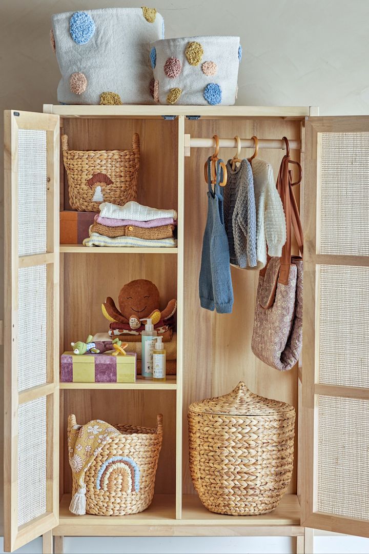 De Agnes opbergmanden van Bloomingville met handvatten zijn uitstekend geschikt als manden voor was of speelgoed en vergemakkelijken zo het dagelijks leven van de kersverse ouders. Dit maakt ze tot een perfect cadeau voor een babyshower.